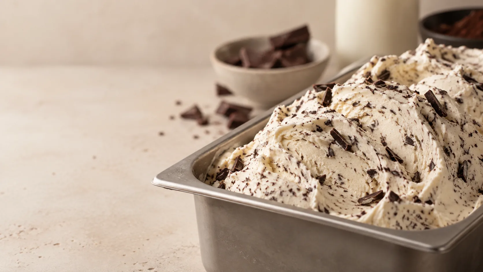 Stracciatella-is med mørke chokoladestykker i en metalbakke